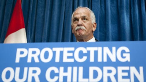Le ministre de la Sécurité publique, Vic Toews, lors d'une annonce à Ottawa, le 17 mars 2010