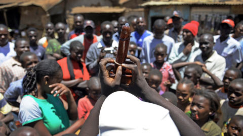 Démonstration sur l'utilisation du condom dans un bidonville de Nairobi.