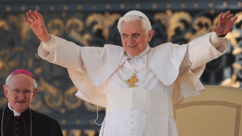 Le pape Benoît XVI salue les croyants, à la place Saint-Pierre de Rome, le 17 mars 2010.