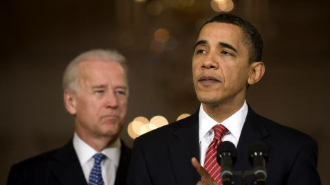 Le président Obama, accompagné du vice-président Joe Biden, a fait une déclaration à la nation après le vote sur la réforme des soins de santé à la Chambre des représentants, le 21 mars 2010.