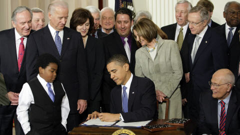 Le président Obama signe le projet de loi.