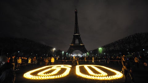 La Tour Eiffel plongée dans le noir pour l'événement Une heure pour la Terre.