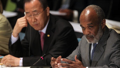 Le président haïtien René Préval (à droite) et le secrétaire général de l'ONU, Ban Ki-moon