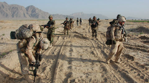 Patrouille conjointe de soldats canadiens et afghans au sud-ouest de Kandahar
