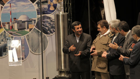 Le président Ahmadinejad dévoile la nouvelle centrifugeuse.