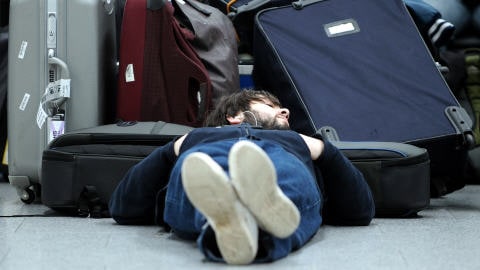 Un voyageur dans l'aéroport de Dusseldörf, en Allemagne