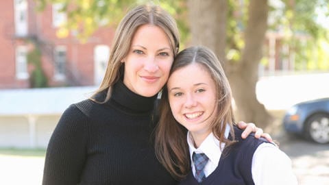 India Desjardins, auteure de la série, et Marianne Verville, qui incarne Aurélie Laflamme dans le film.