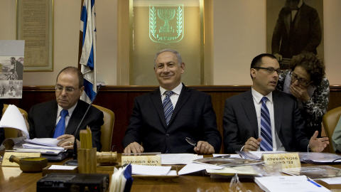 Le premier ministre israélien Benyamin Nétanyahou (au centre ) lors d'une réunion du gouvernement.