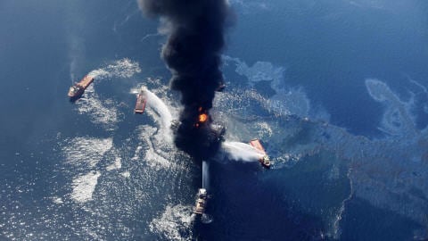 Plateforme pétrolière incendiée dans le golfe du Mexique