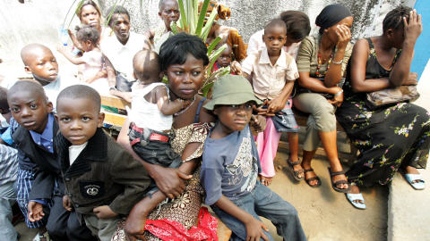 Des mères et des enfants attendent dans un centre pédiatrique de la République du Congo qui traite des patients séropositifs.