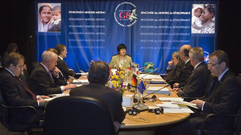 Bev Oda lors de l'ouverture de la rencontre avec ses homologues du G8.