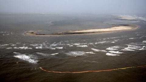 Photo prise d'un hélicoptère, à Port Eads, en Louisiane. Des barrières flottantes ont été installées pour tenter de protéger les côtes.