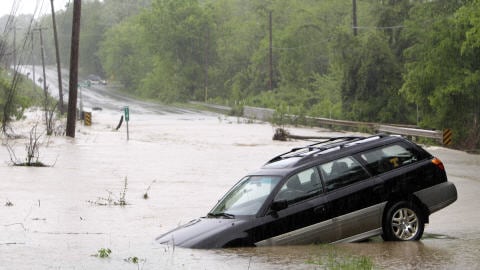 Une voiture déplacée par les eaux, à Franklin, au Tennessee, le 1er mai 2010.