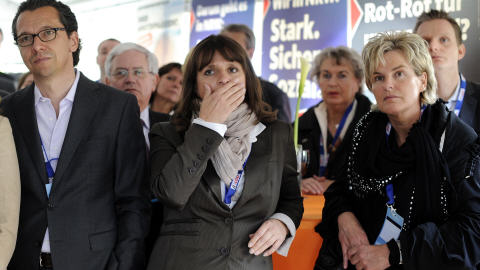 Des supporters de l'Union chrétienne démocrate réagissent à la défaire de Mme Merkel.