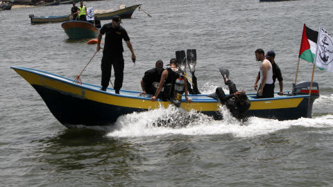 Des marins du gouvernement de Hamas préparent l'arrivée de la flottille dans le port de la ville de Gaza.