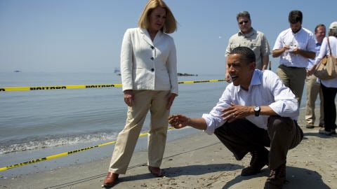 Barack Obama regardant l'étendue des dégâts près du rivage à Port Fourchon Beach, en Louisiane.