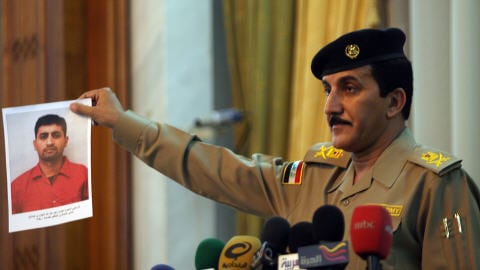 Le général Qassem Atta montre aux journalistes la photo de Abbas Najem Abdallah Mohammed al-Jawari.