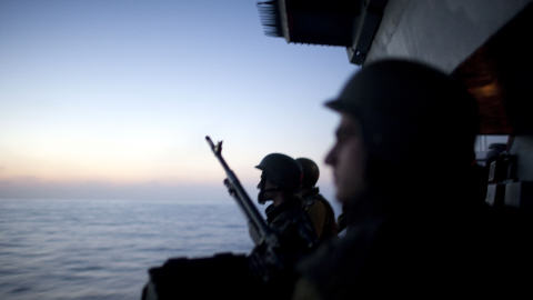 Des soldats israéliens surveillent la mer après l'interception d'un navire de la flottille humanitaire, le 31 mai 2010.