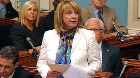 La ministre Christine St-Pierre lors du dépôt du projet de loi 103 à l'Assemblée nationale.