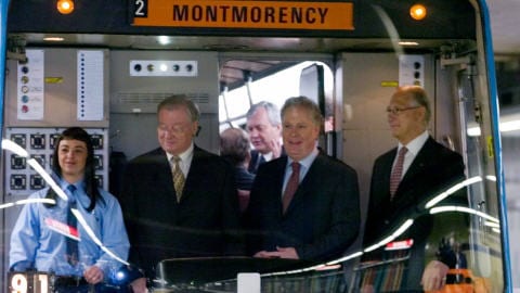 Gilles Vaillancourt, maire de Laval, Jean Charest, premier ministre du Québec, et Gérald Tremblay, maire de Montréal, lors de l'inauguration des stations de métro de Laval, le 26 avril 2007