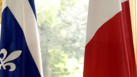 Les drapeaux français et québécois