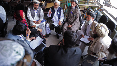 Discussion entre des membres de la jirga