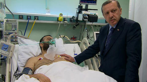 Le premier ministre turc rendant visite à l'un des blessés lors de l'assaut de l'armée israélienne.