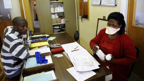 Au Swaziland, un patient souffrant de tuberculose dans un cabinet médical.