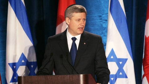 Le PM Harper prononçant un discours devant des membres du Congrès juif canadien dans une synagogue de Toronto.
