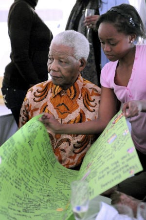 Nelson Mandela reçoit une carte de son arrière-petite-fille Zenani, lors de son 91e anniversaire de naissance, en juillet 2009.