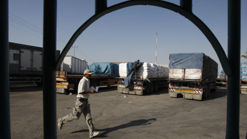 Des camions transportant des biens sont stationnés à Rafah, après avoir franchi le point de passage de Kerem Shalom.