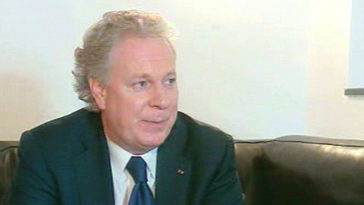 Jean Charest en visite à Paris | Radio-Canada