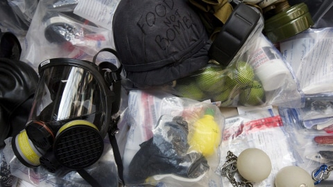 La police a exhibé, mardi, des objets confisqués pendant la tenue du sommet du G20.