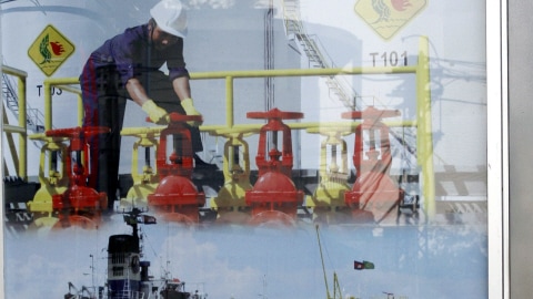 Une affiche publicitaire pour l'exploration pétrolière, à Phnom Penh, en 2007