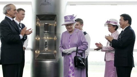 La reine Élisabeth II a placé une lettre destinée à la jeunesse dans une capsule-témoin scellée à l'aéroport de Winnipeg, le 3 juillet 2010