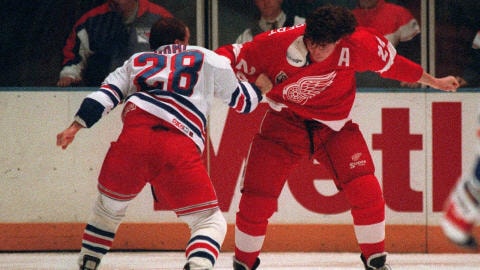 Bob Probert (à droite) se bat contre Tie Domi.
