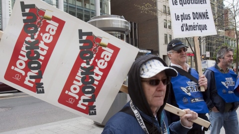 Des employés en lock-out du <i>Journal de Montréal</i>, en mai 2010.