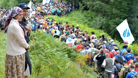 Des villageois de Nezuk regardent défiler les milliers de personnes qui amorcent leur marche vers Srebrenica.