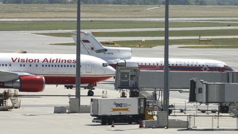 L'échange s'est produit sur le tarmac de l'aéroport de Vienne vendredi.
