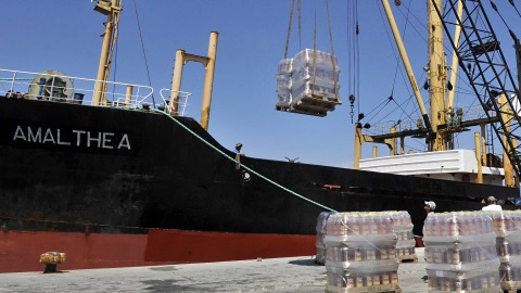 Le bateau affrété par la Fondation Kadhafi au port de Lavrio, en Grèce, avant le départ pour Gaza.