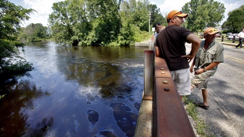 Plus de trois millions de litres de pétrole se sont répandus dans un ruisseau puis dans la rivière Kalamazoo, dans le sud du Michigan.
