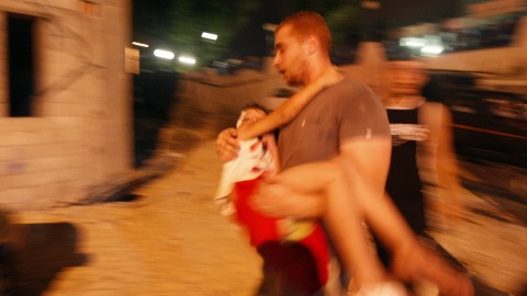 Des raids isaréliens en représailles à un tir de roquette a fait un mort et huit blessés dans la bande de Gaza.