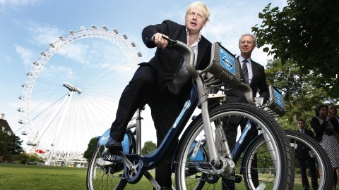 Le maire de Londres, Boris Johnson, sur un Bixi londonien.