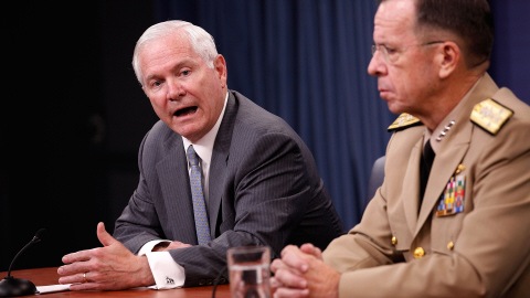 Le secrétaire à la défense Robert Gates et l'amiral Mike Mullen
