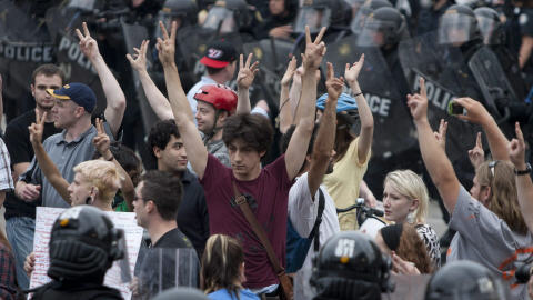 Des manifestants encerclés par les policiers antiémeutes.
