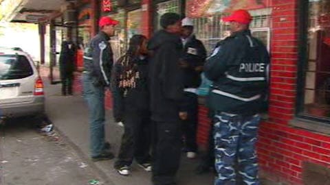 Des policiers du SPVM parlent à des jeunes.
