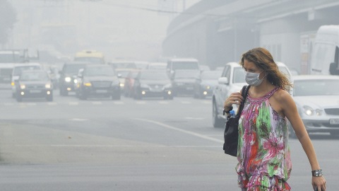 Les Moscovites se promènent avec des masques pour se protéger de la mauvaise qualité de l'air.