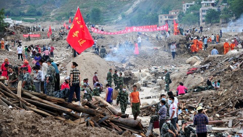 Des militaires, des résidents et des sauveteurs recherchent des survivants à la suite de glissements de terrain le 12 août 2010, dans la province de Gansu.
