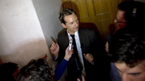 Le fondateur de WikiLeaks, Julian Assange, est interviewé par les médias lors d'un séminaire au siège de la Confédération des syndicats suédois, à Stockholm.