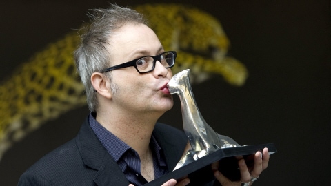 Le cinéaste Denis Côté remportant le Léopard d'argent à Locarno, le 14 août 2010